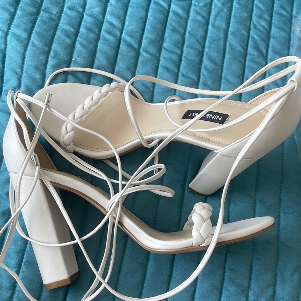 Like new!! Nine West heels with leg ties